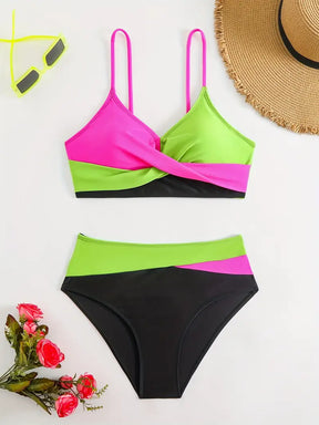 Conjunto feminino de praia rosa, verde e preto com detalhes ajustáveis