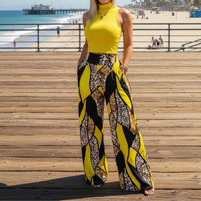 Detalhe em close da padronagem animal print com nuances de amarelo bege e preto