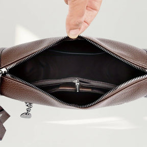 Detalhe em close da textura macia e costuras do couro legítimo da bolsa feminina