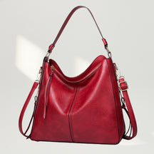 Detalhe em close da textura granulada resistente e costuras alinhadas da bolsa feminina