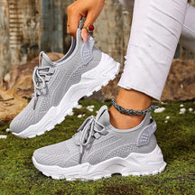 tenis-urban-comfort-cinza-sola-branca-close-piso-rustico.jpg