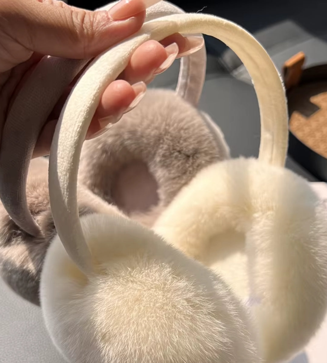 detalhes da textura plush macia do protetor de orelha destacando qualidade premium e toque aveludado