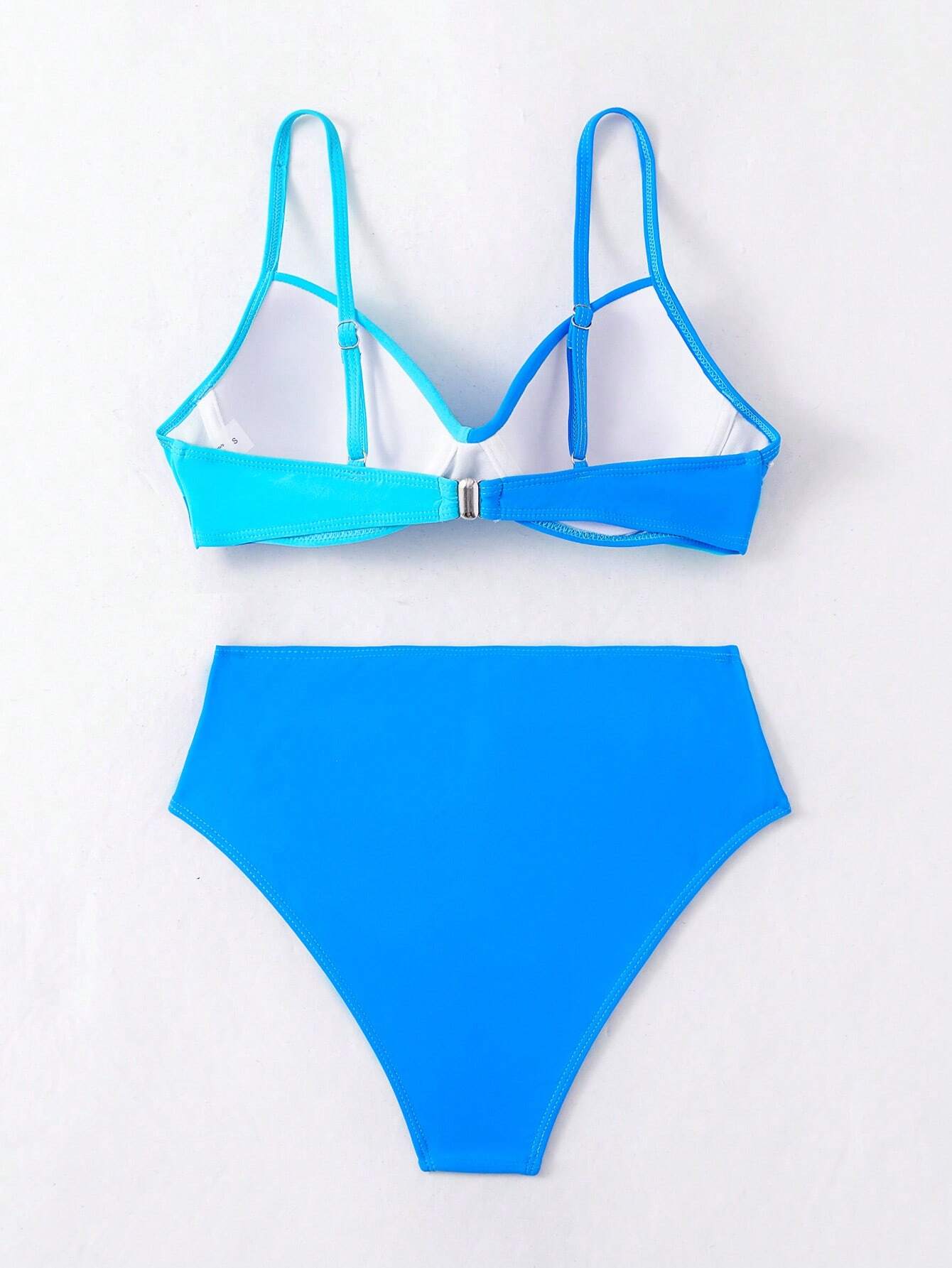 mostrando parte de tras Biquíni feminino azul royal e turquesa com modelagem elegante para praia e piscina.