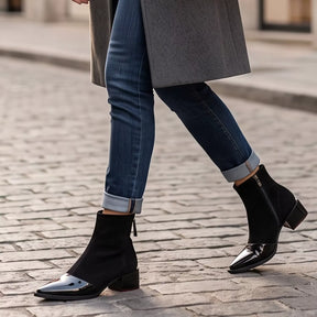 modelo andando nas ruas com par de botas femininas preto estilo europeu com acabamento suede e bico fino envernizado e ziper