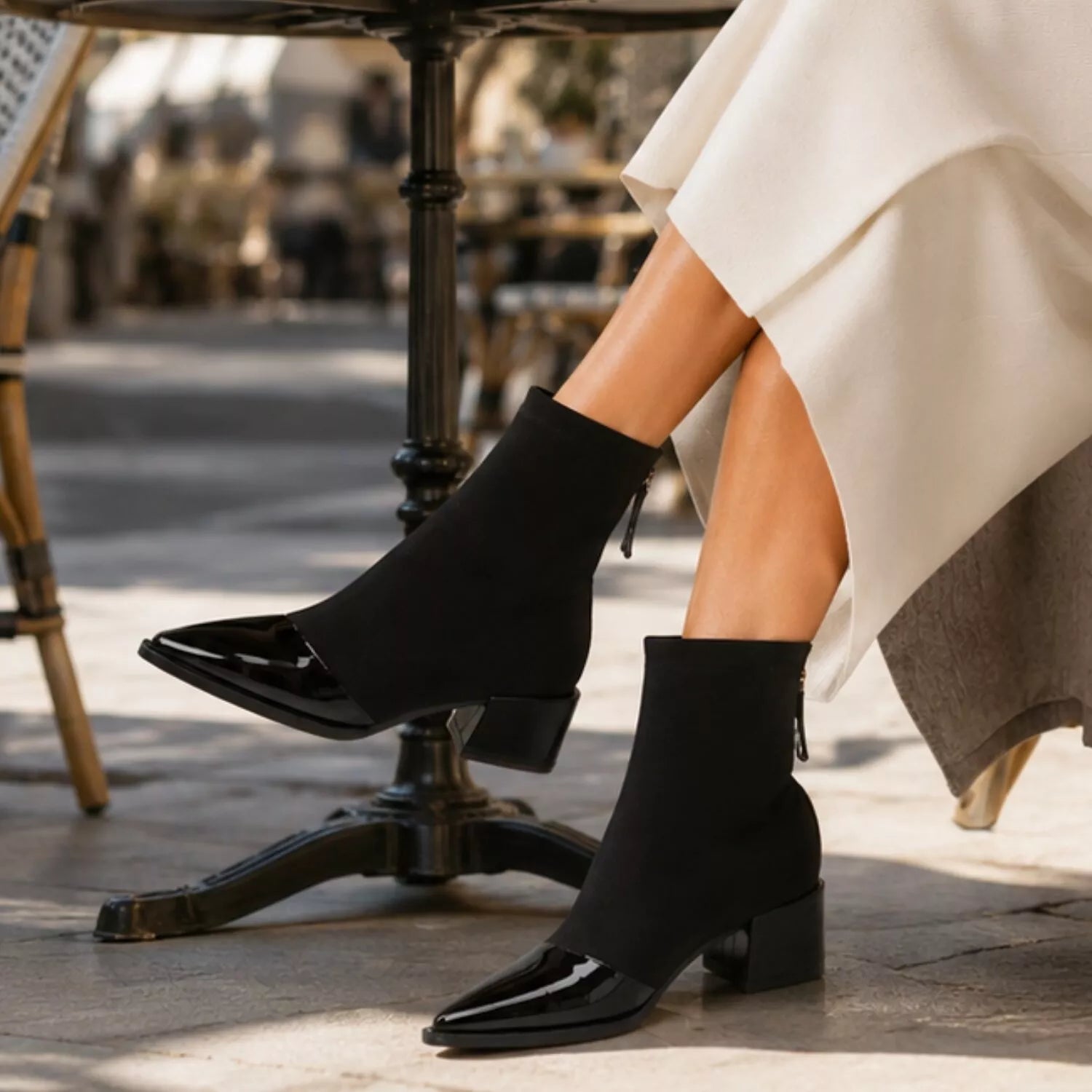 destaque com a Bota feminina preta elegante com bico fino envernizado, cano curto e salto bloco moderno.