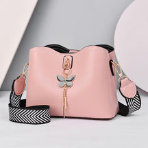 Visão interna da bolsa saco bucket bag destacando amplo compartimento para celular e carteira