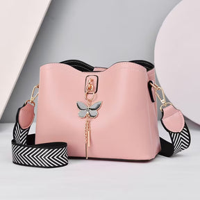 Visão interna da bolsa saco bucket bag destacando amplo compartimento para celular e carteira