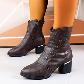Composição feminina de outono-inverno com sobretudo neutro e bota cano curto matelassê