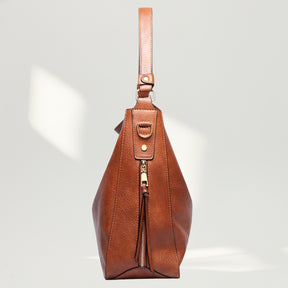 Composição de moda destacando a Bolsa Amalfi Marrom como peça statement para o trabalho.