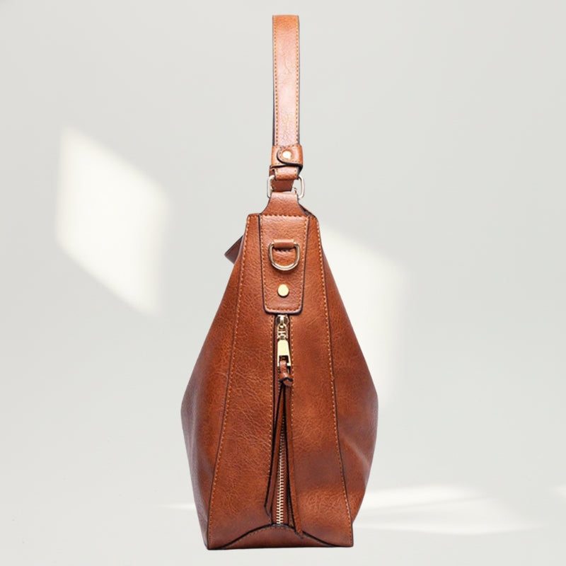Composição de moda destacando a Bolsa Amalfi Marrom como peça statement para o trabalho.