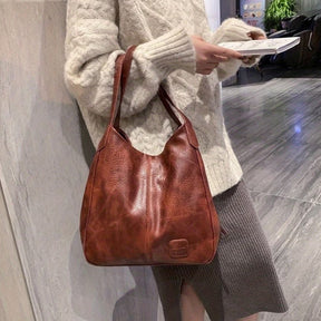 Composição de moda destacando a Bolsa Maré Preta como peça statement para o dia a dia.