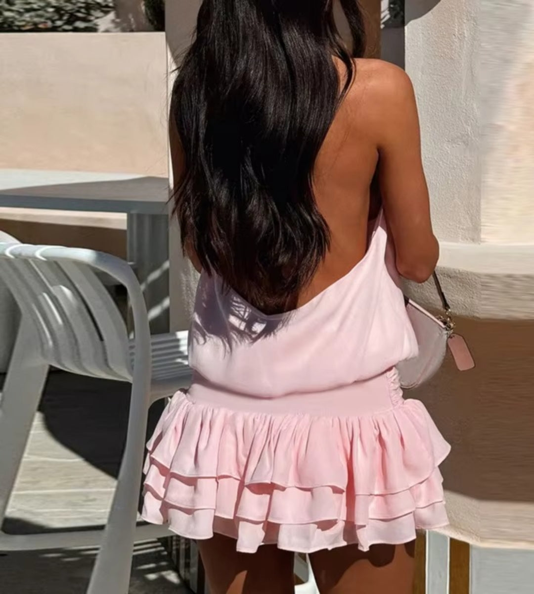 Detalhe de costas do tecido leve e da cor vibrante do vestido rosa da marca Saybeleze.
