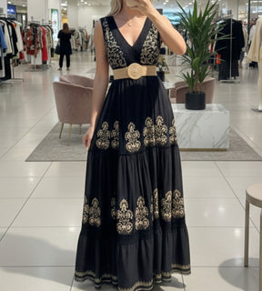 Vista frontal de vestido longo sem mangas com modelagem solta e caimento v elegante da marca Saybeleze.