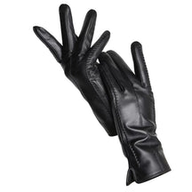 Par de luvas femininas em couro preto touch screen Verona Classic em fundo branco para catálogo