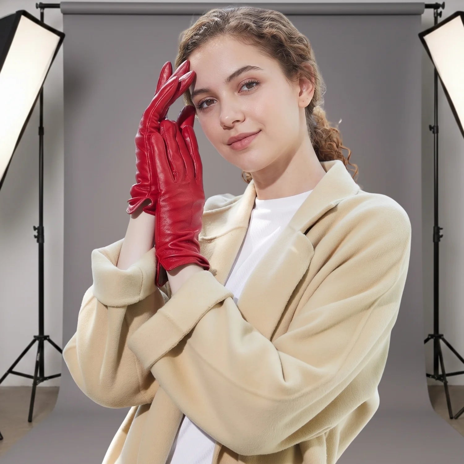 modelo com luva feminina inverno couro vermelho com encaixe perfeito nas mãos