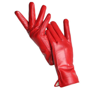detalhe da costura refinada em luva feminina de couro vermelho premium
