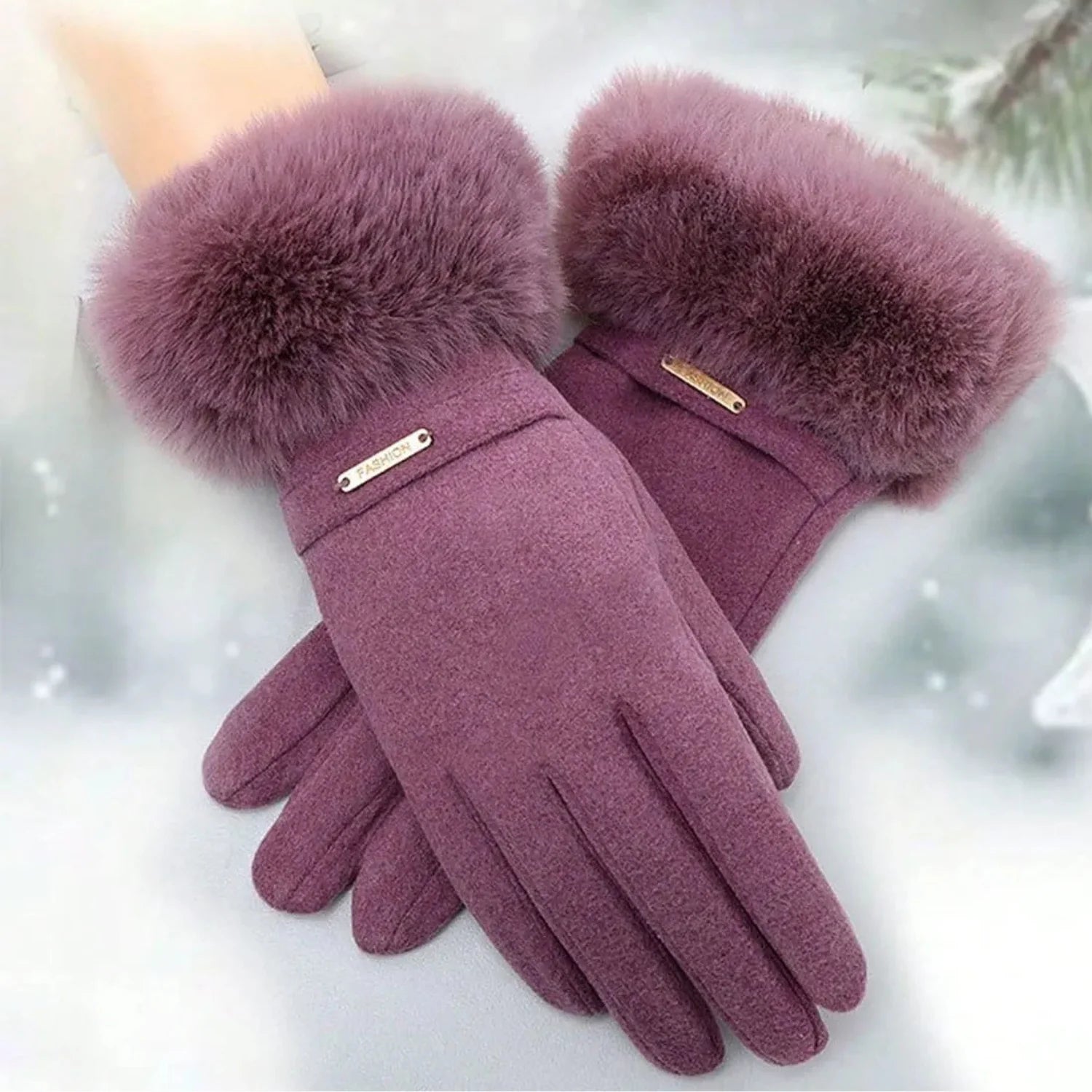 luva feminina lilas combinada com casaco de inverno compondo look sofisticado e moderno