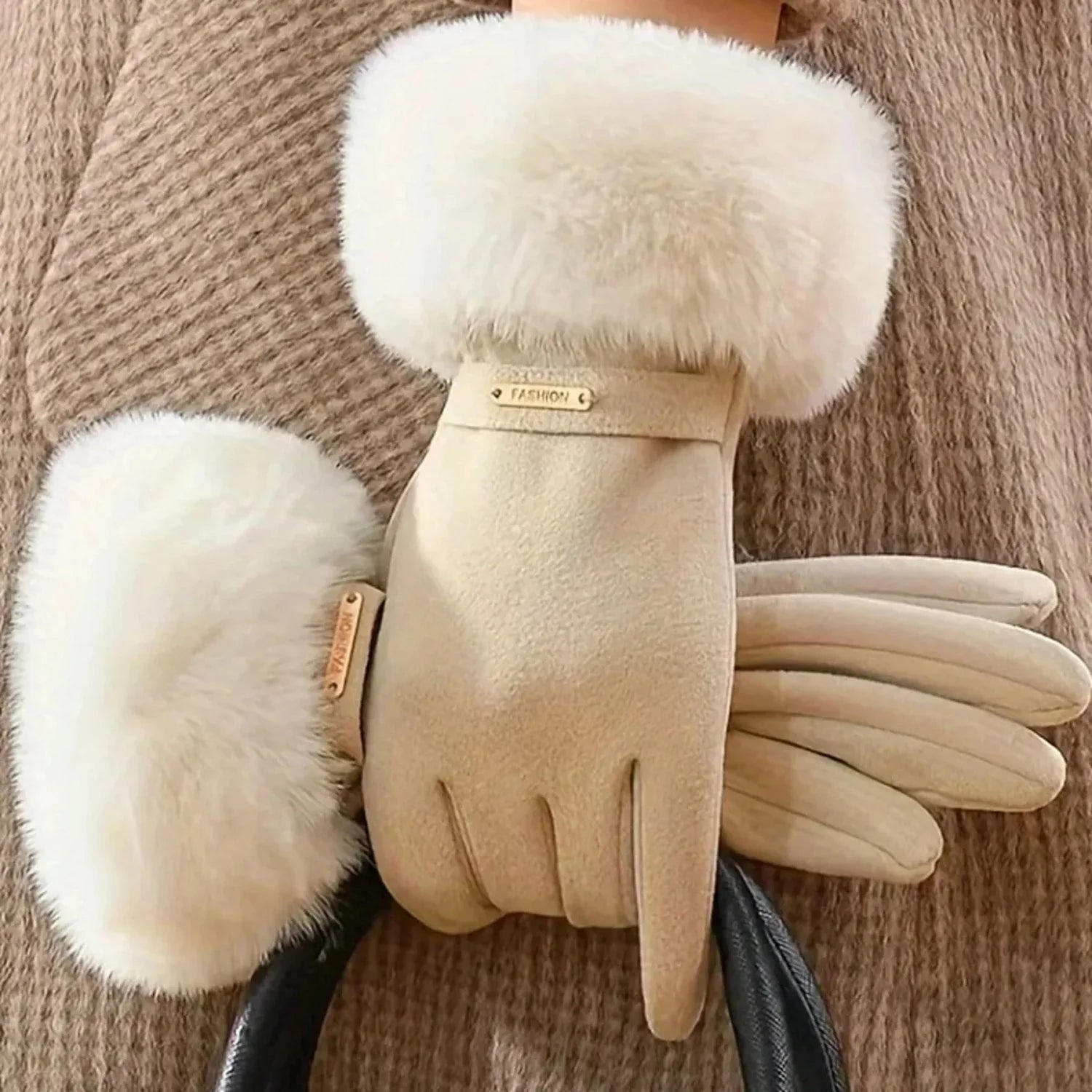 Mulher usando luva feminina térmica bege com acabamento de punho em pelúcia no inverno