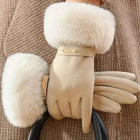 Mulher usando luva feminina térmica bege com acabamento de punho em pelúcia no inverno