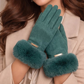 luva feminina verde com detalhe em pelúcia sendo usada com bolsa compondo look sofisticado de inverno