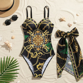Conjunto de maiô feminino estampado com saída de praia pareô fotografado sobre a areia.