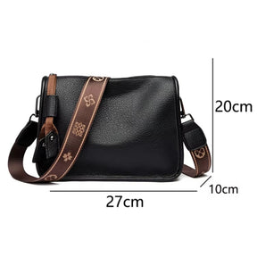 Infográfico detalhando as dimensões de 27cm de comprimento por 20cm de altura da Bolsa Charlotte.