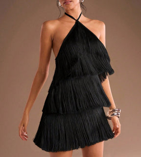Vestido de um ombro só com brilho intenso para um visual noir sofisticado e moderno.
