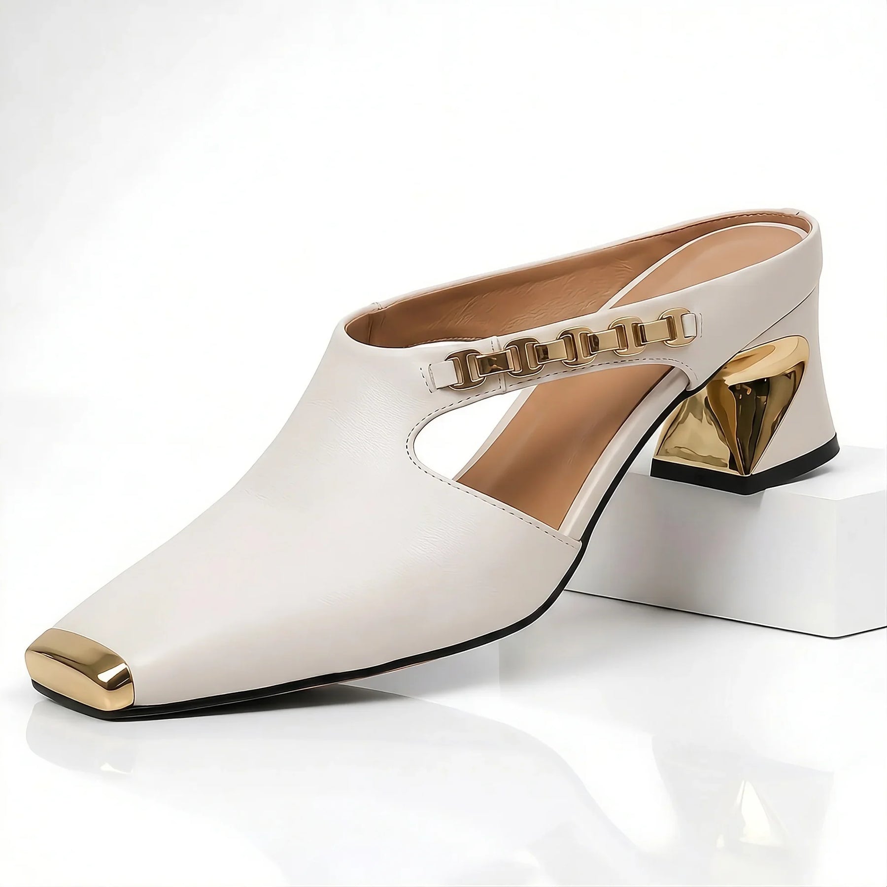 Mule feminino bege com bico quadrado e detalhes dourados