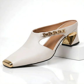 Mule feminino bege com bico quadrado e detalhes dourados