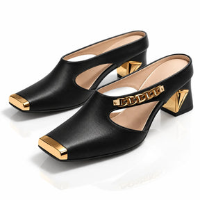 Mule feminino preto com corrente dourada e salto geométrico