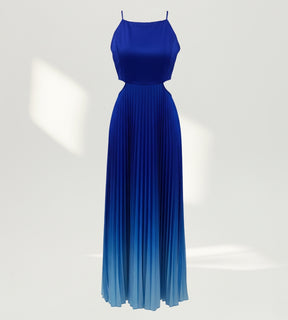 Look feminino sofisticado com vestido azul degradê e decote halter para ocasiões especiais.