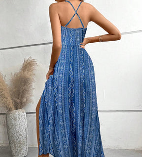 Vista lateral de vestido longo azul com estampa ornamental e movimento fluido de alta qualidade.