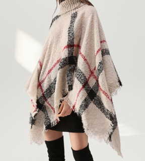 detalhe do poncho feminino bege em tricô mostrando textura do tecido e acabamento premium
