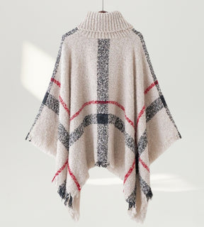 Poncho feminino em tricô xadrez gola alta bege Paris Chic em fundo branco para catálogo