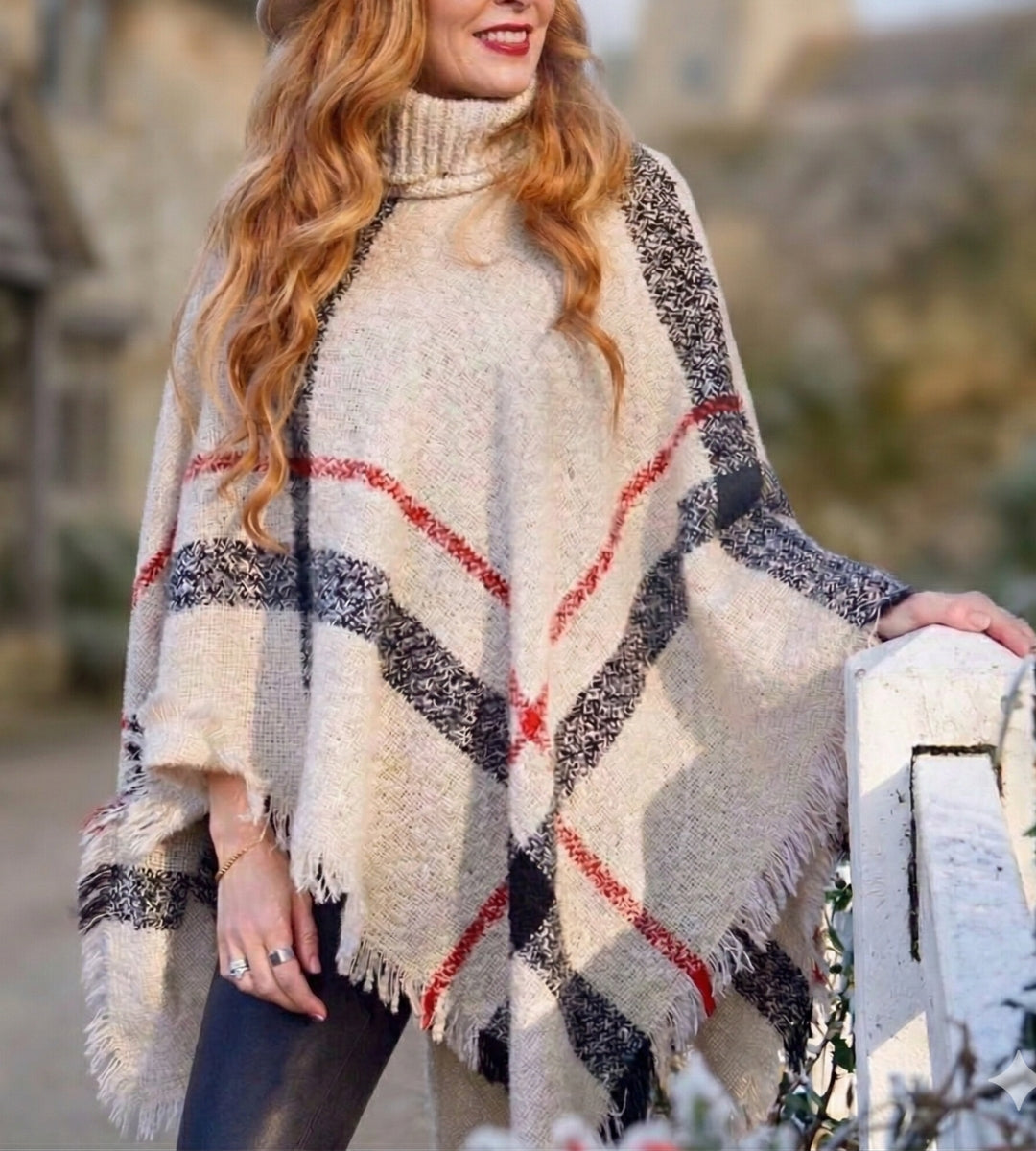 Mulher usando poncho feminino em tricô xadrez bege com gola alta e franjas na barra