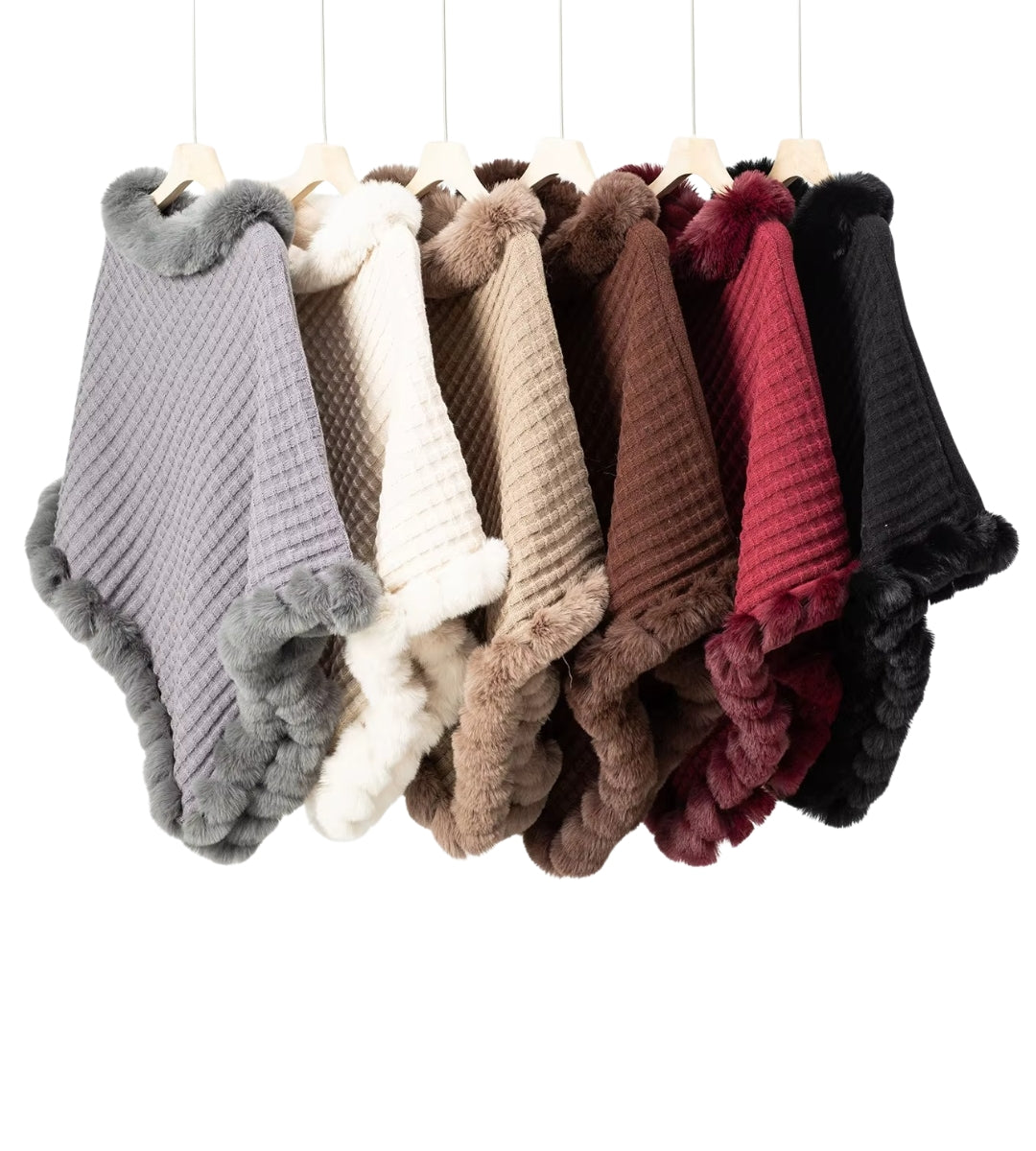 Poncho feminino em tricot com gola e barra em pelúcia bege Davos Plush em fundo branco para catálogo
