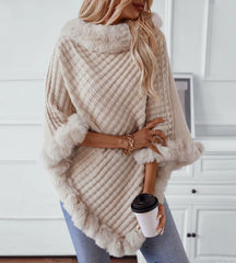 Mulher vestindo poncho feminino de tricot bege com acabamento em pelúcia na gola e barra
