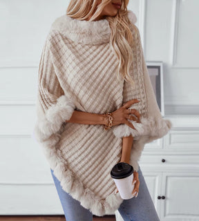 Mulher vestindo poncho feminino de tricot bege com acabamento em pelúcia na gola e barra