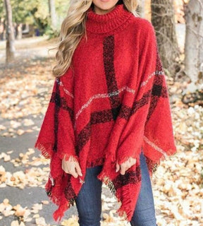 Destaque para a cor vibrante e o padrão xadrez do poncho vermelho exclusivo da marca.