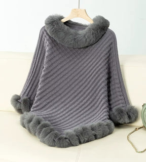 poncho feminino cinza em tricot macio com detalhes em pelúcia que garantem conforto térmico e elegância