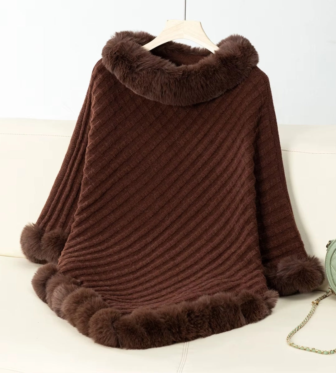 poncho feminino cor coffee com textura em tricot e acabamento peluciado que traz charme e aquecimento