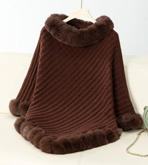 poncho feminino cor coffee com textura em tricot e acabamento peluciado que traz charme e aquecimento