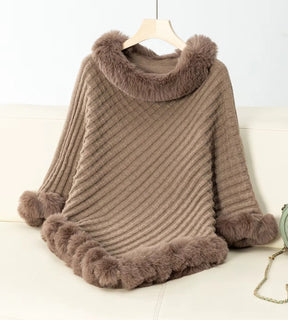 poncho feminino khaki com acabamento em pelúcia premium e caimento sofisticado ideal para compor looks refinados