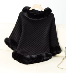poncho feminino preto com tricot texturizado e pelúcia macia, perfeito para looks elegantes de inverno com toque moderno