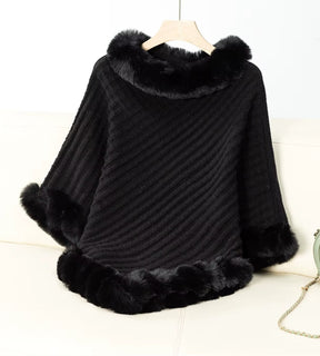 poncho feminino preto com tricot texturizado e pelúcia macia, perfeito para looks elegantes de inverno com toque moderno