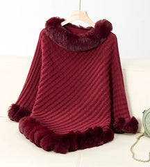 poncho feminino vermelho com design elegante e pelúcia macia criando um visual marcante e sofisticado