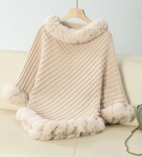 poncho feminino bege em tricot com acabamento em pelúcia na gola e barra