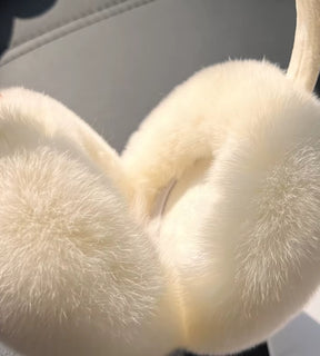 detalhes da textura plush macia do protetor de orelha destacando qualidade premium e toque aveludado
