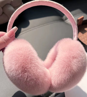 protetor de orelha feminino rosa pink com textura plush macia, trazendo estilo moderno e proteção térmica no inverno