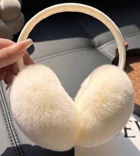 protetor de orelha feminino na cor bege com acabamento em pelúcia macia, ideal para proteção contra frio com conforto e estilo elegante